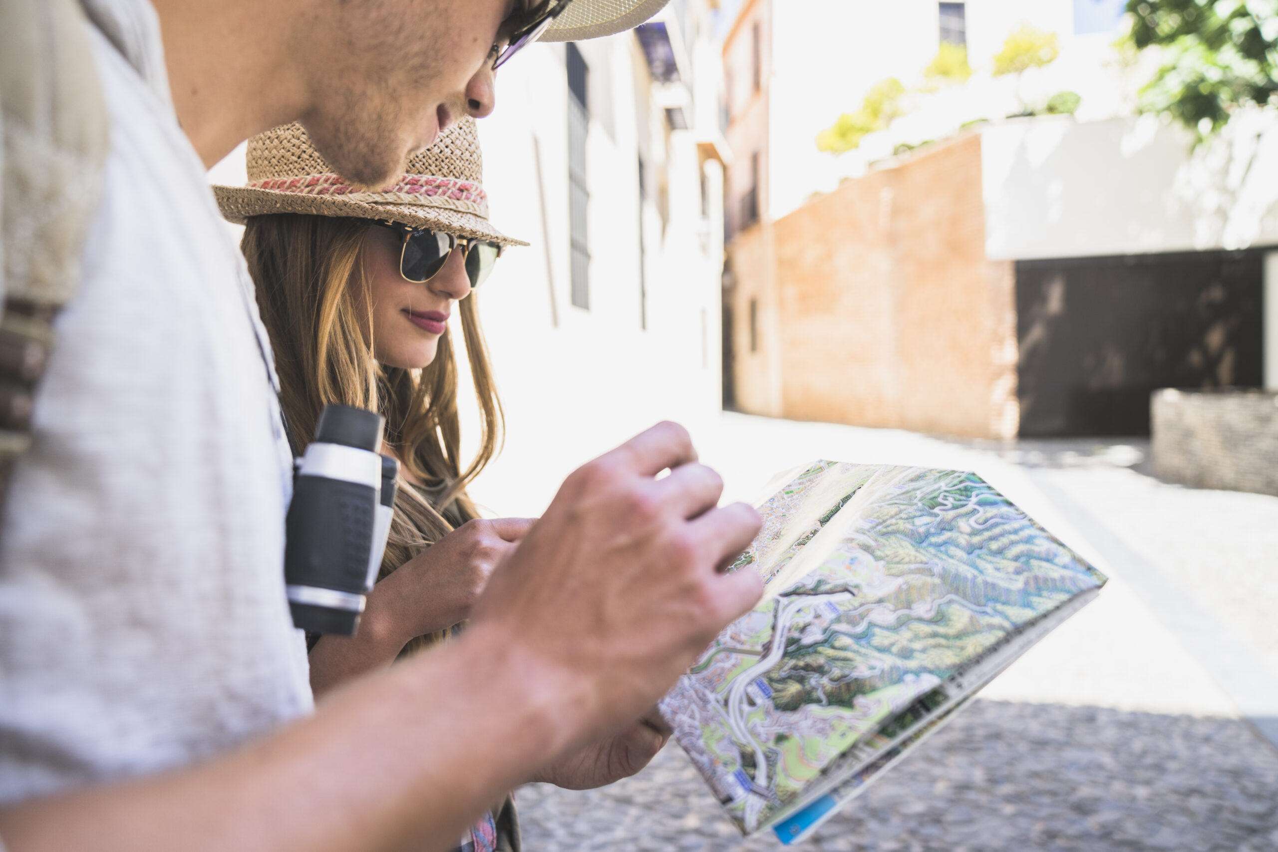 tourists-looking-map Citytrip Europa